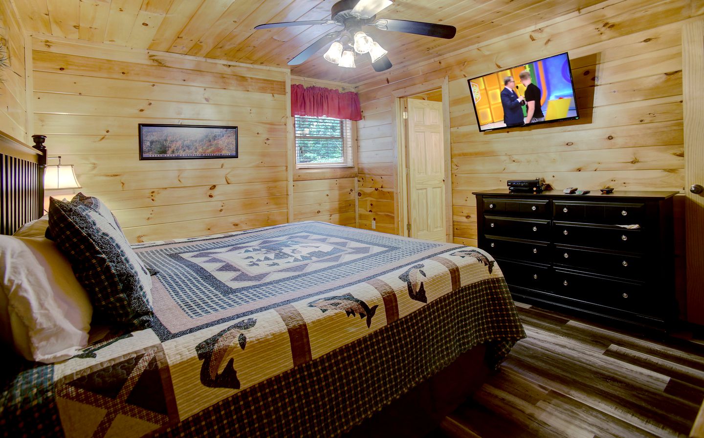 Stunning Rustic Cabin with Outdoor Pool, Hot-tub and Pool Table in Sevierville, Tennessee