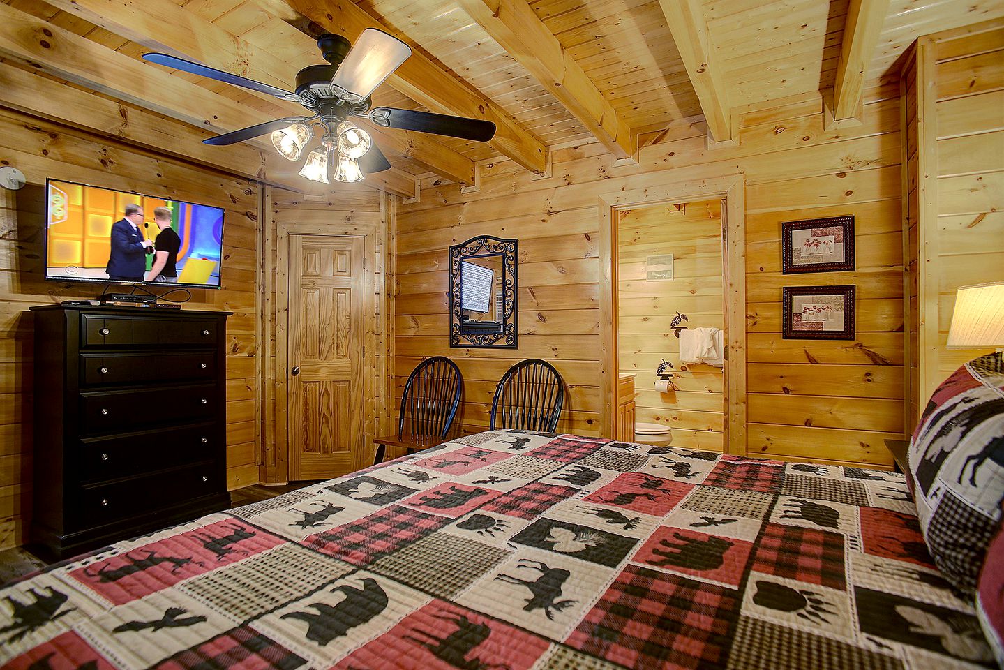 Stunning Rustic Cabin with Outdoor Pool, Hot-tub and Pool Table in Sevierville, Tennessee