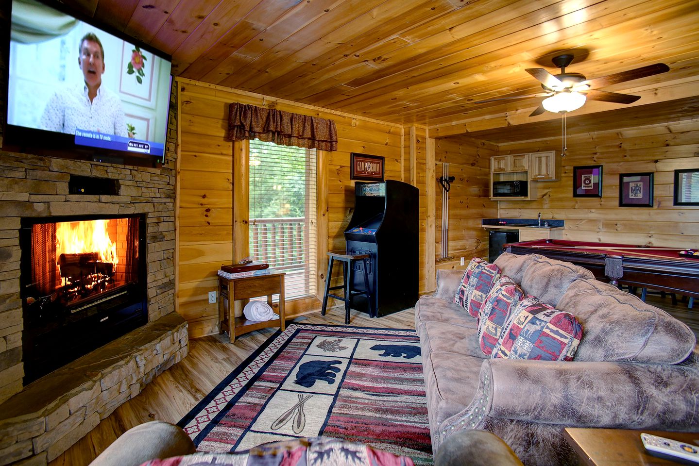Stunning Rustic Cabin with Outdoor Pool, Hot-tub and Pool Table in Sevierville, Tennessee