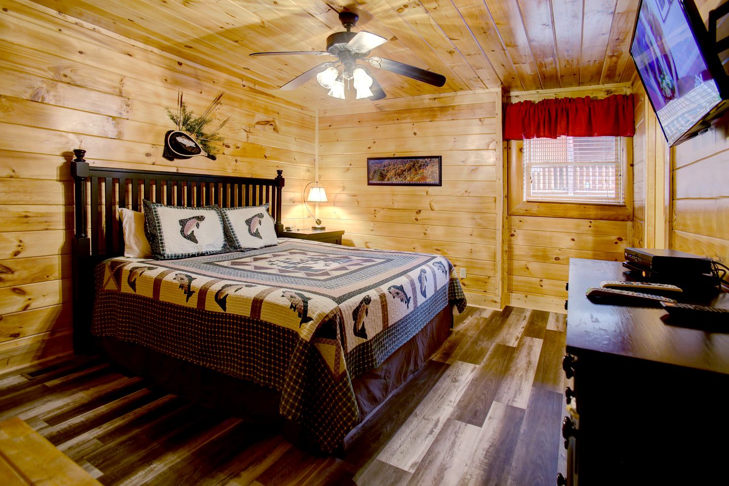 Stunning Rustic Cabin with Outdoor Pool, Hot-tub and Pool Table in Sevierville, Tennessee