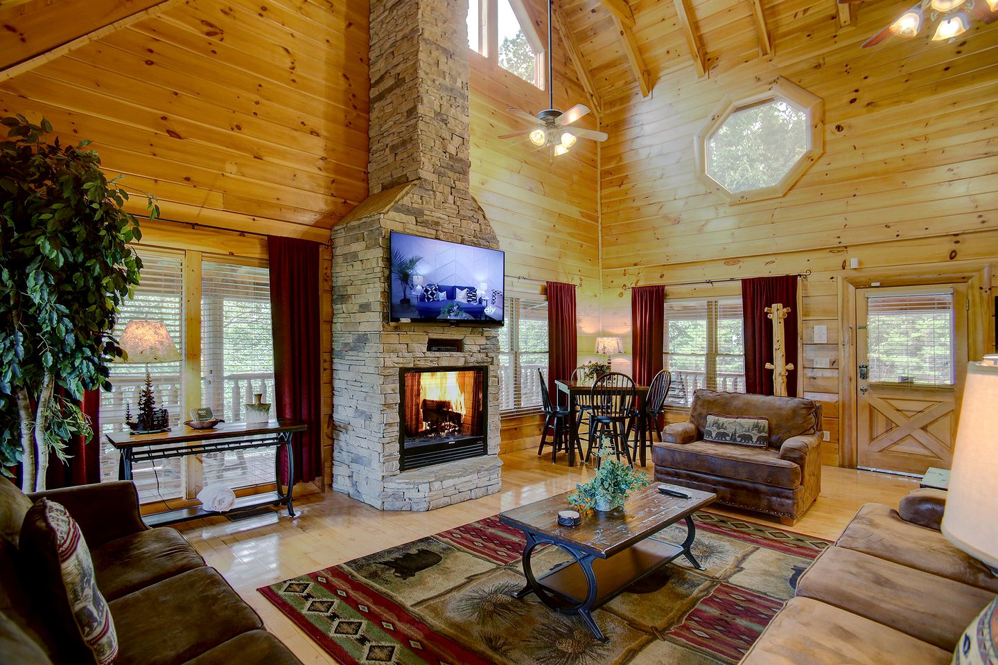 Stunning Rustic Cabin with Outdoor Pool, Hot-tub and Pool Table in Sevierville, Tennessee