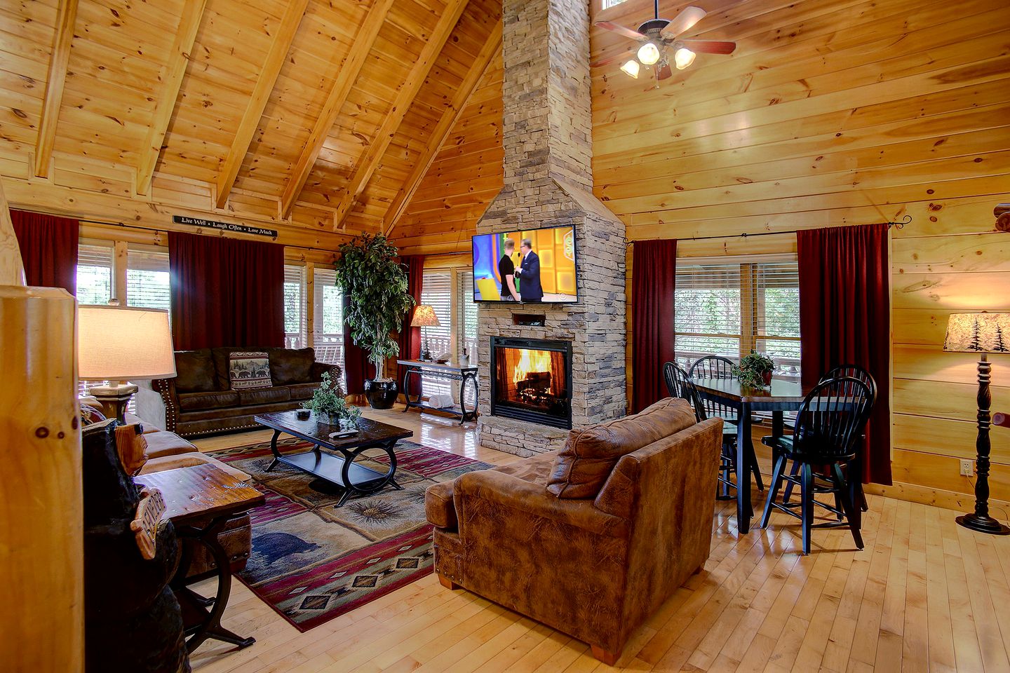 Stunning Rustic Cabin with Outdoor Pool, Hot-tub and Pool Table in Sevierville, Tennessee