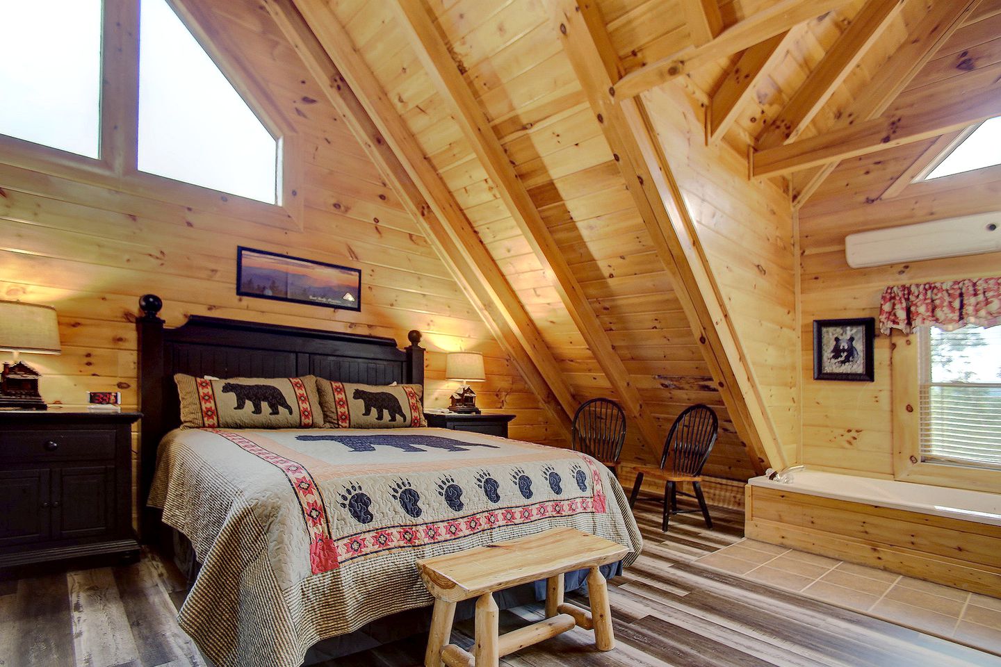 Stunning Rustic Cabin with Outdoor Pool, Hot-tub and Pool Table in Sevierville, Tennessee