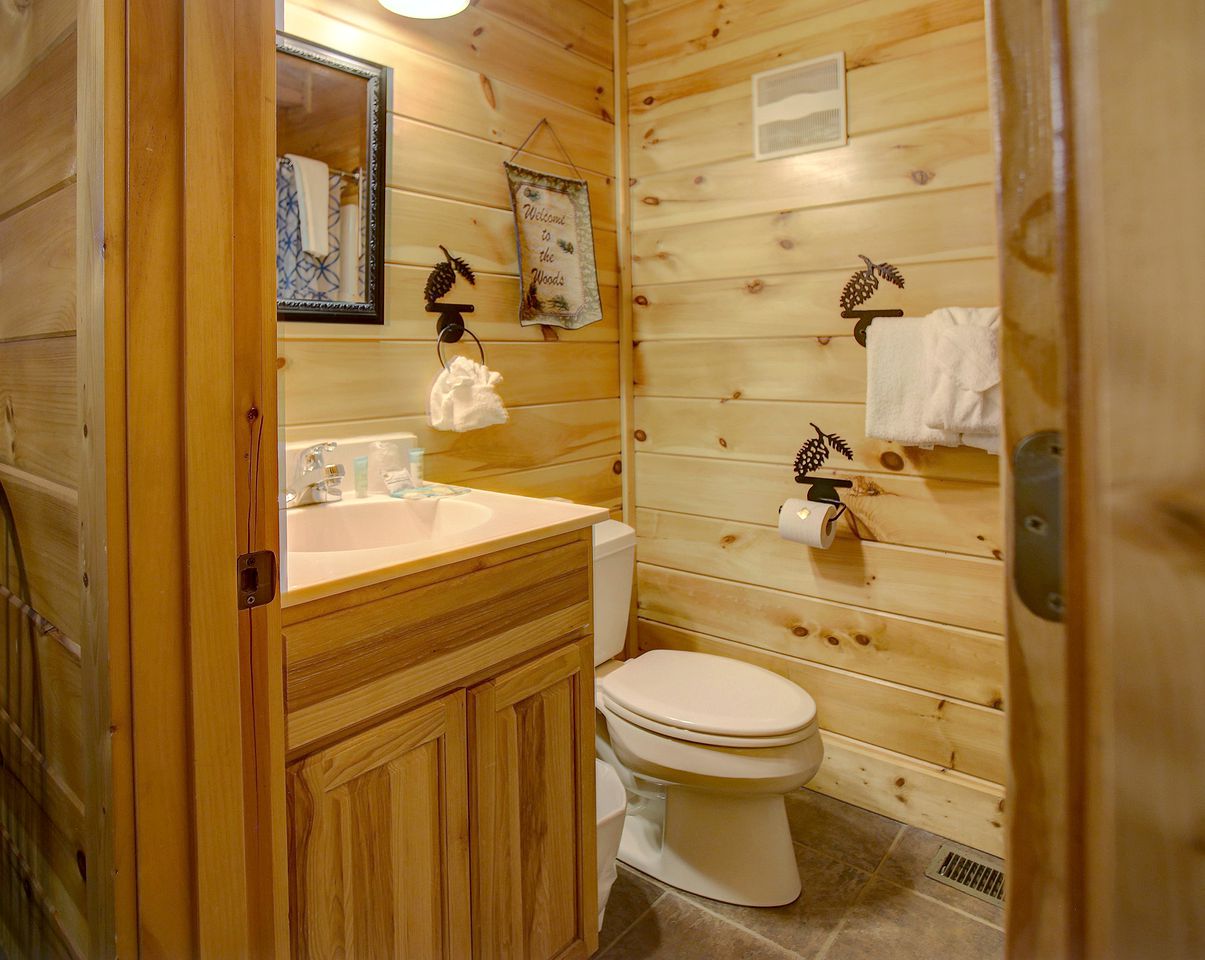 Stunning Rustic Cabin with Outdoor Pool, Hot-tub and Pool Table in Sevierville, Tennessee