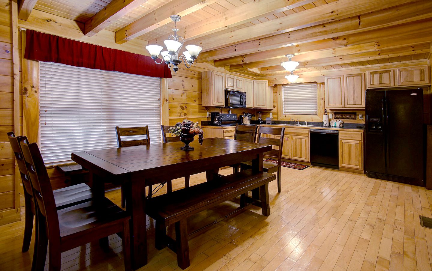 Stunning Rustic Cabin with Outdoor Pool, Hot-tub and Pool Table in Sevierville, Tennessee