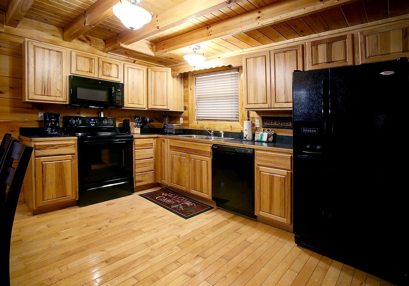 Stunning Rustic Cabin with Outdoor Pool, Hot-tub and Pool Table in Sevierville, Tennessee