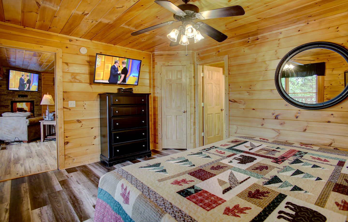 Stunning Rustic Cabin with Outdoor Pool, Hot-tub and Pool Table in Sevierville, Tennessee