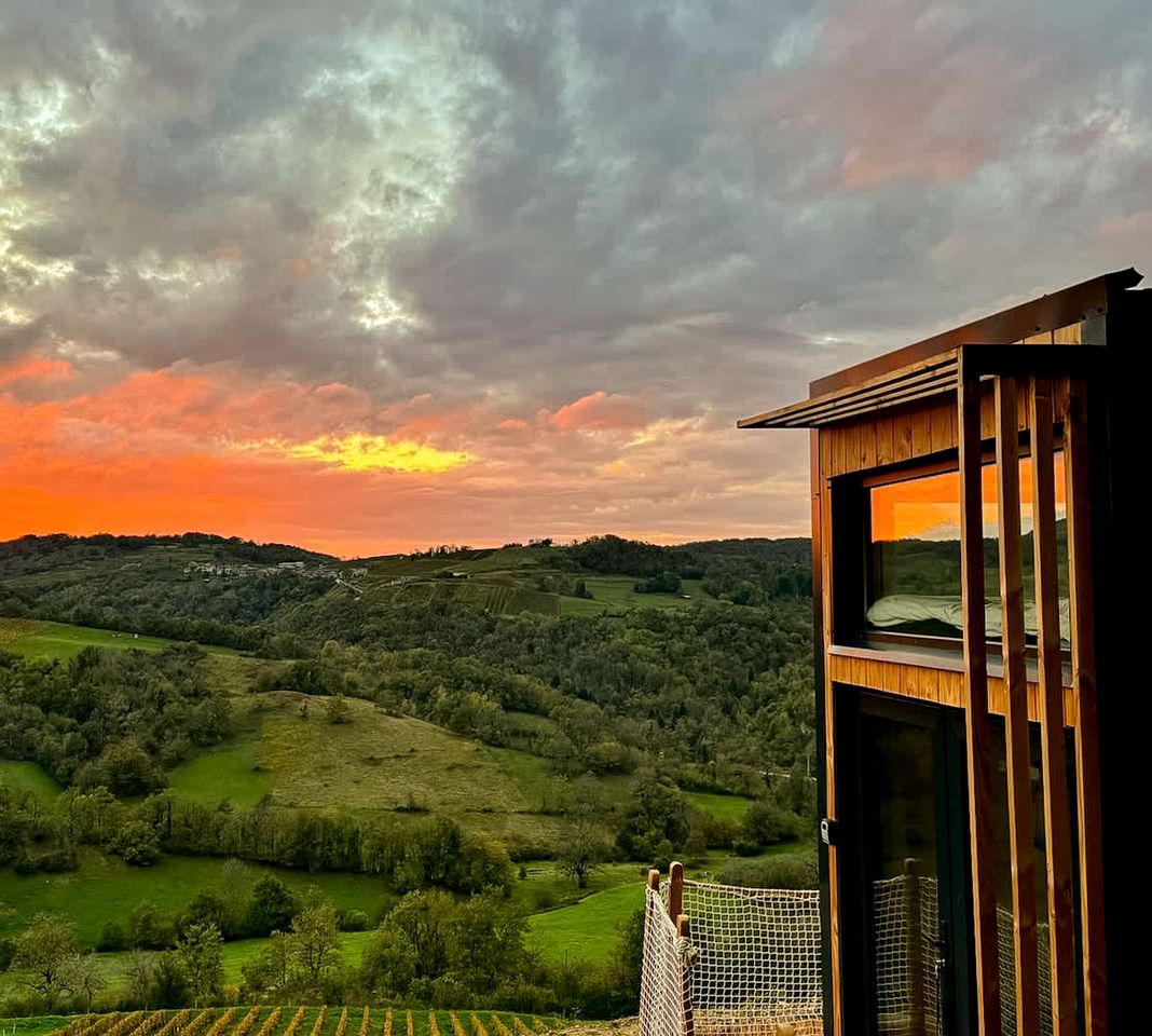 Charming Panoramic Tiny Home with Private Vineyard Views Near Boyeux-Saint-Jérôme | France
