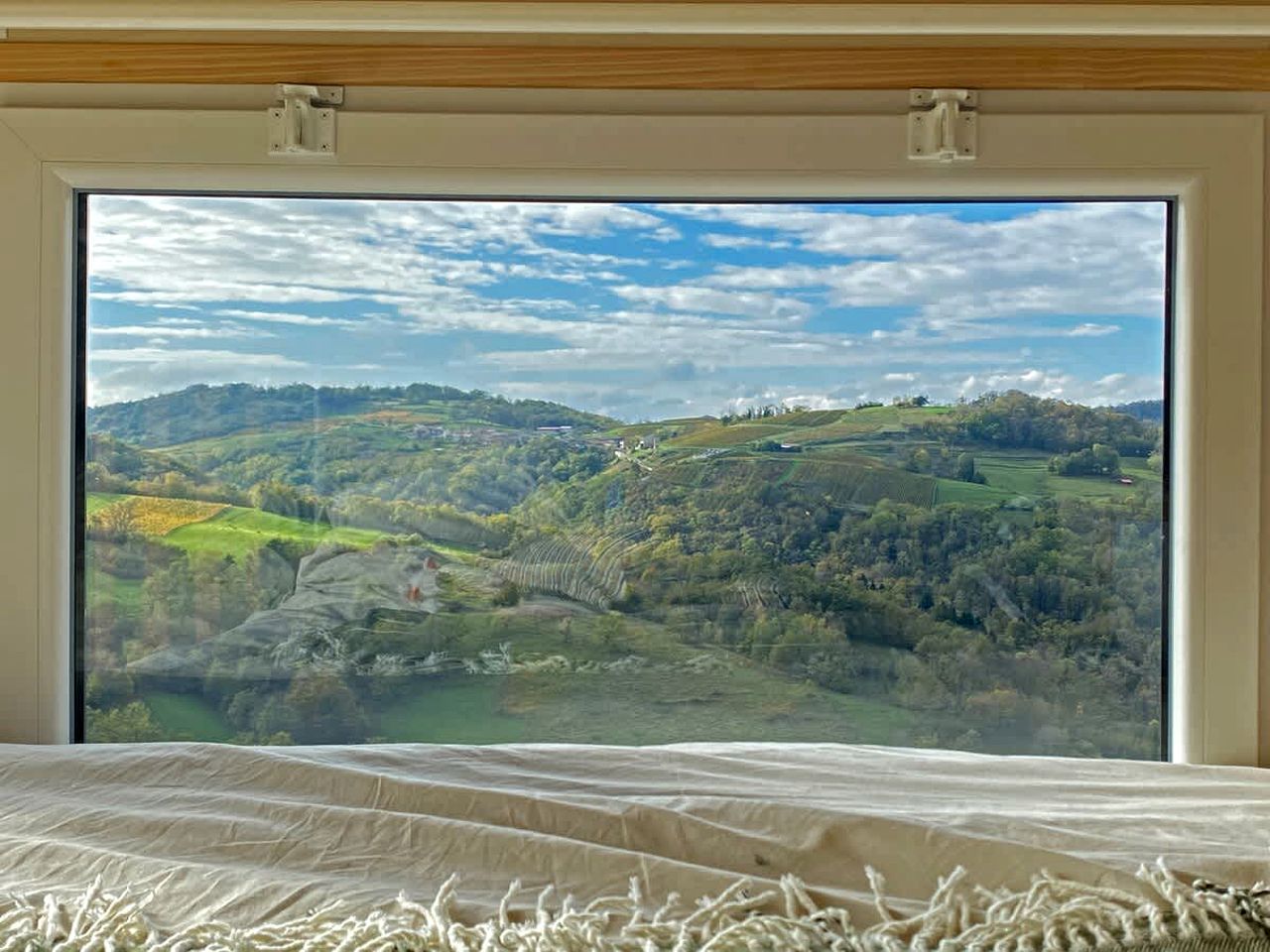 Charming Panoramic Tiny Home with Private Vineyard Views Near Boyeux-Saint-Jérôme | France