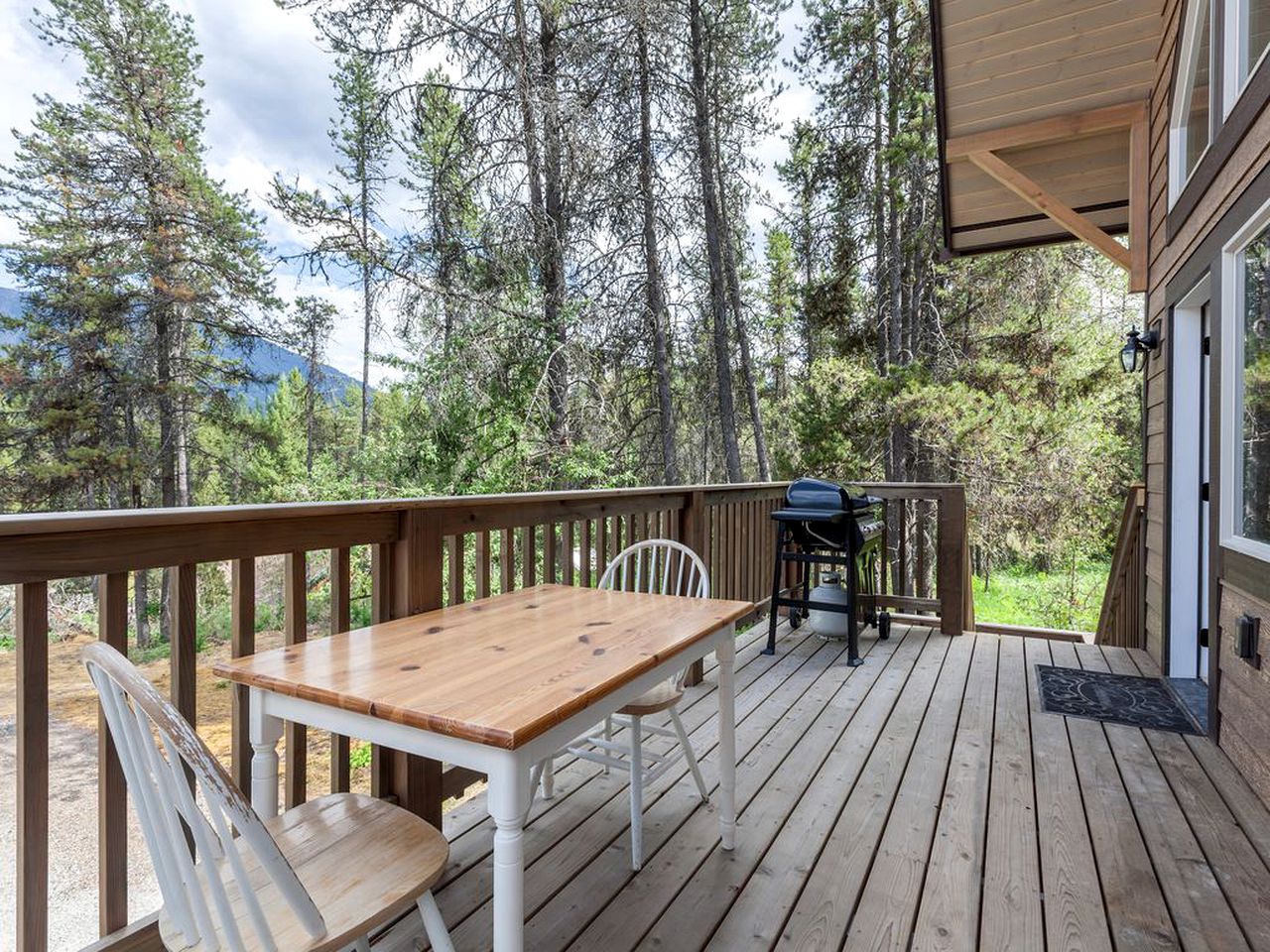 Family-Friendly Cabin Rental with Mountain Vistas near West Glacier, Montana