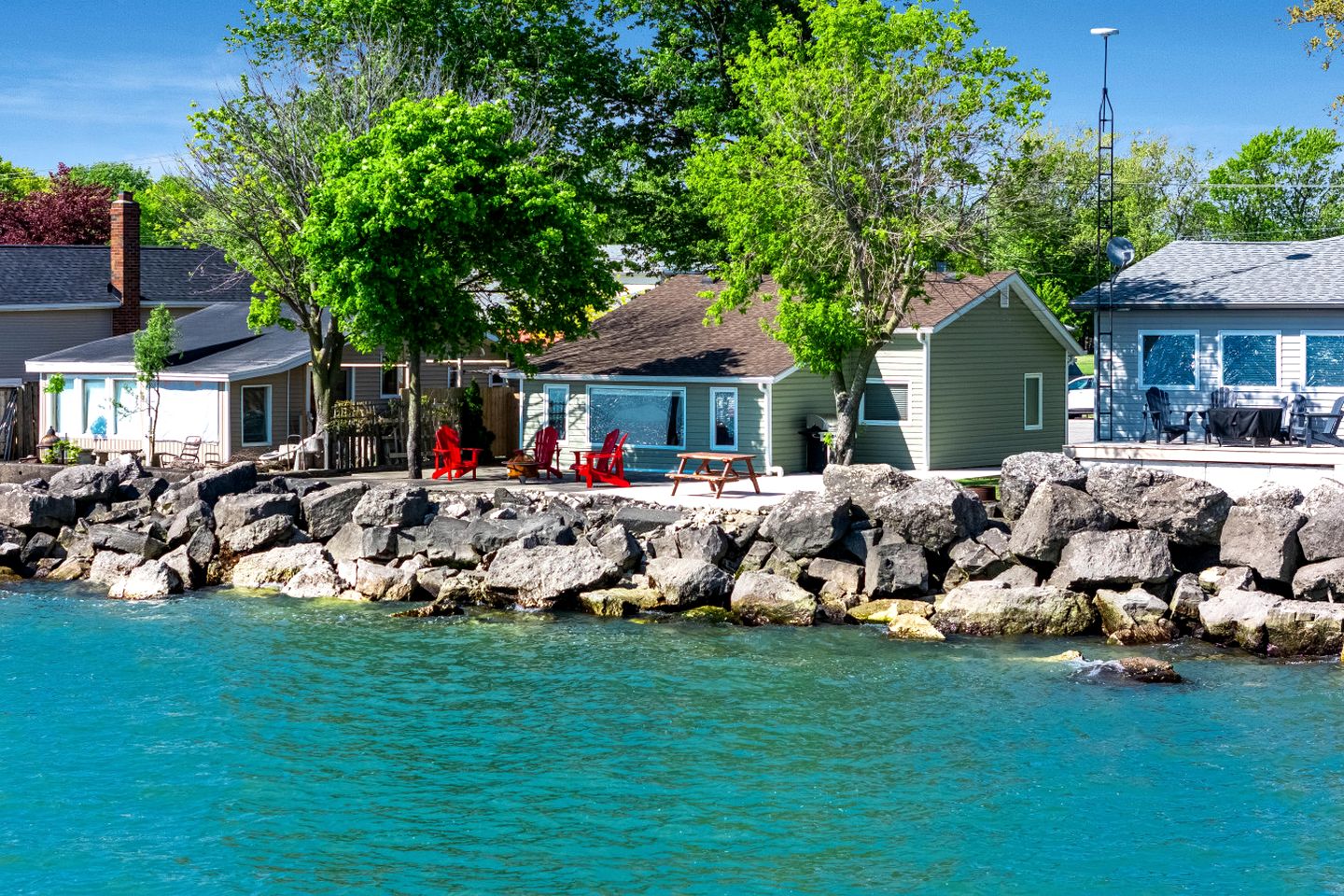 Cozy Cottage with Beautiful Views of Lake Erie from the Private Deck in Kingsville, Ontario