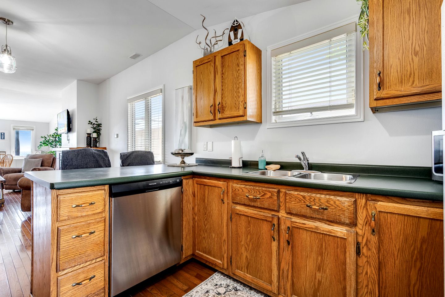 Cozy Cottage with Beautiful Views of Lake Erie from the Private Deck in Kingsville, Ontario