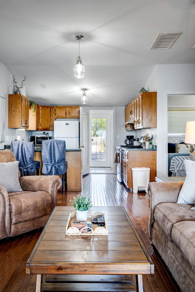 Cozy Cottage with Beautiful Views of Lake Erie from the Private Deck in Kingsville, Ontario