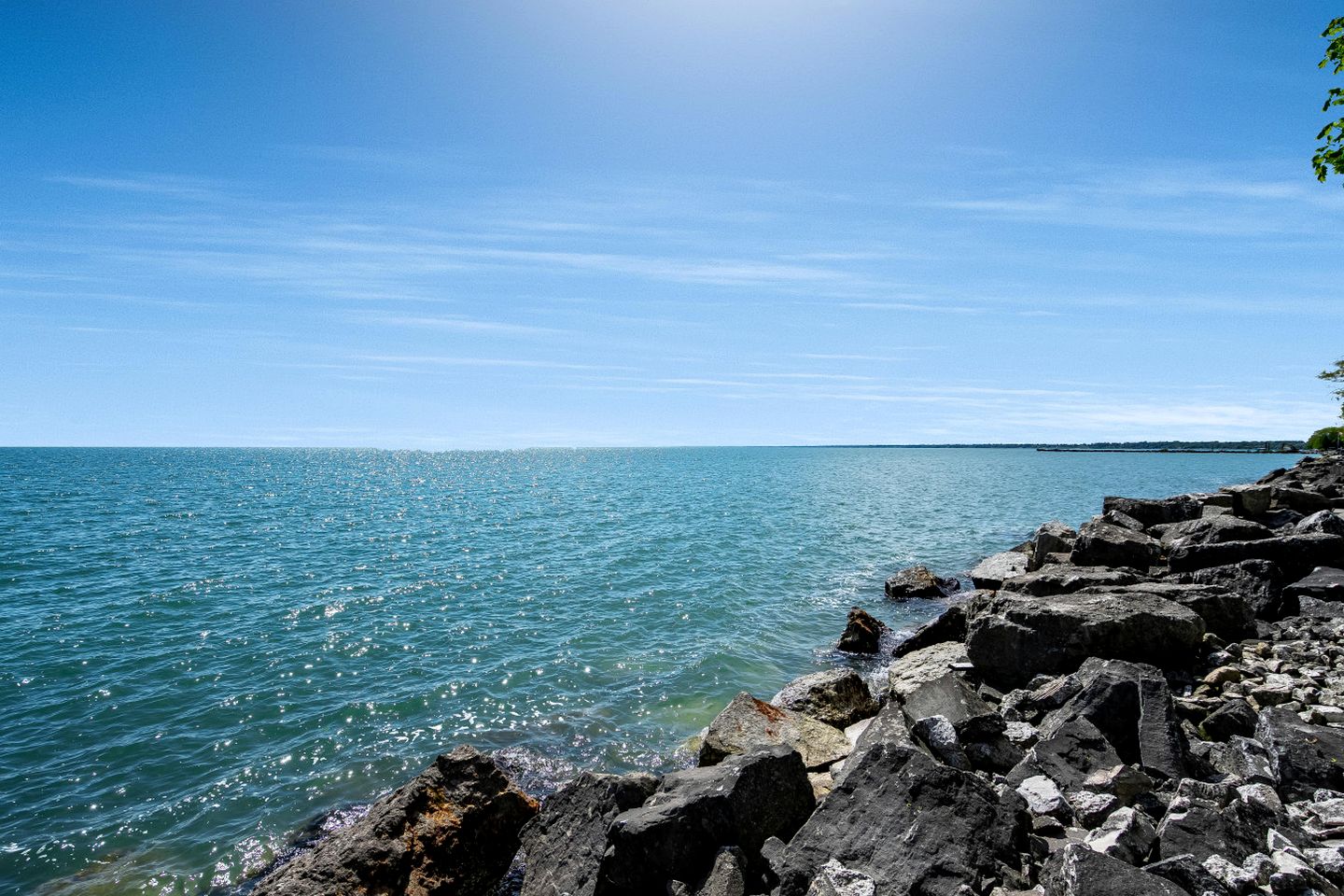 Cozy Cottage with Beautiful Views of Lake Erie from the Private Deck in Kingsville, Ontario