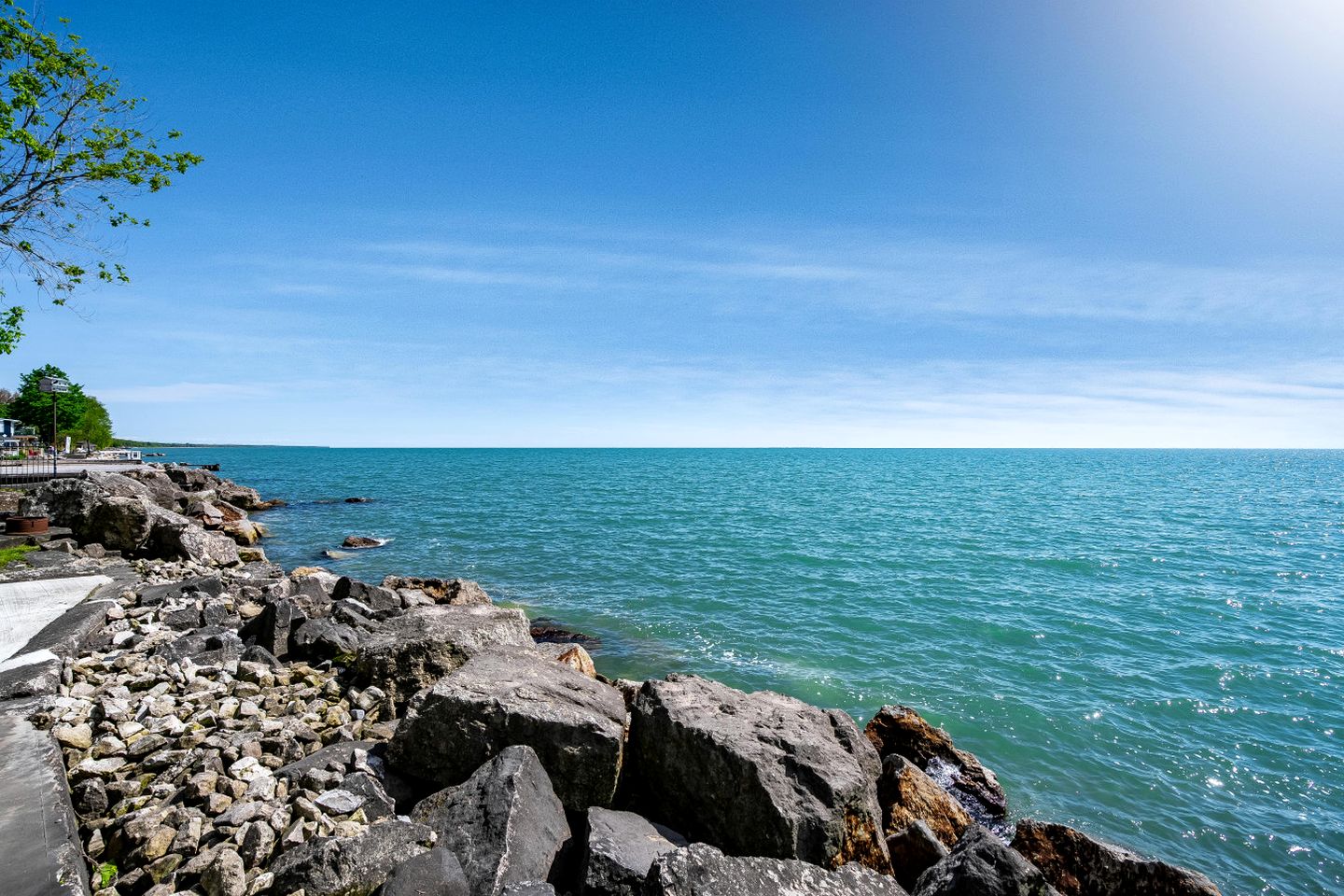 Cozy Cottage with Beautiful Views of Lake Erie from the Private Deck in Kingsville, Ontario