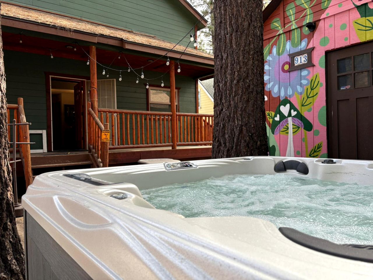 Beautiful Modern Cabin in with Fire Pit and Hot Tub, the Perfect Base for Outdoor Adventures in Big Bear, California