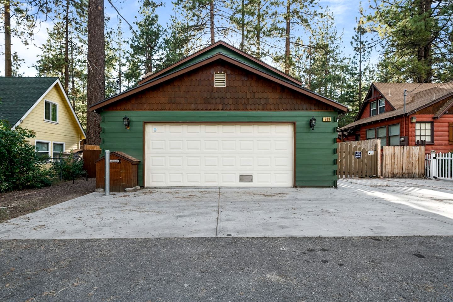 Beautiful Modern Cabin in with Fire Pit and Hot Tub, the Perfect Base for Outdoor Adventures in Big Bear, California