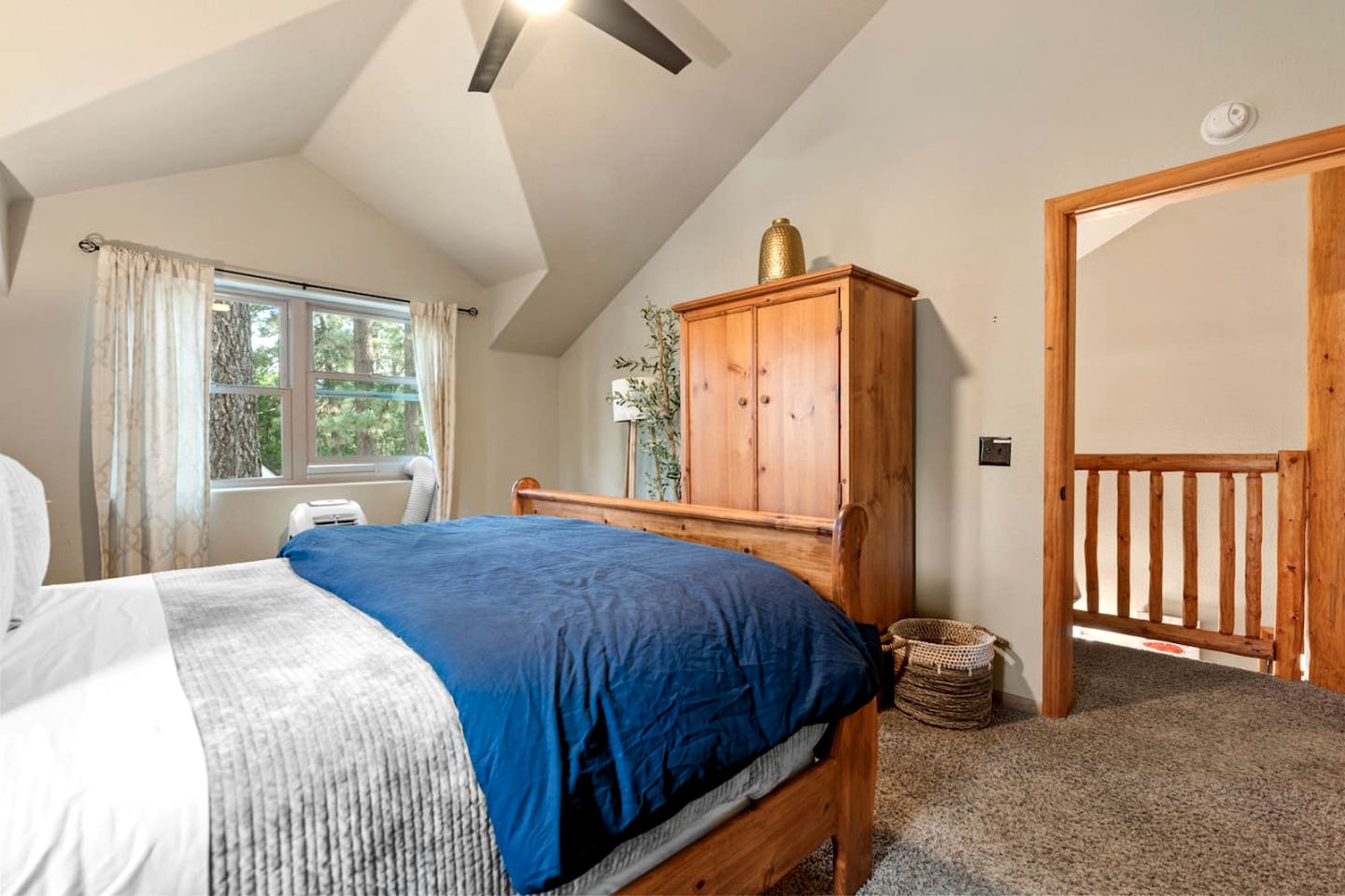 Beautiful Modern Cabin in with Fire Pit and Hot Tub, the Perfect Base for Outdoor Adventures in Big Bear, California