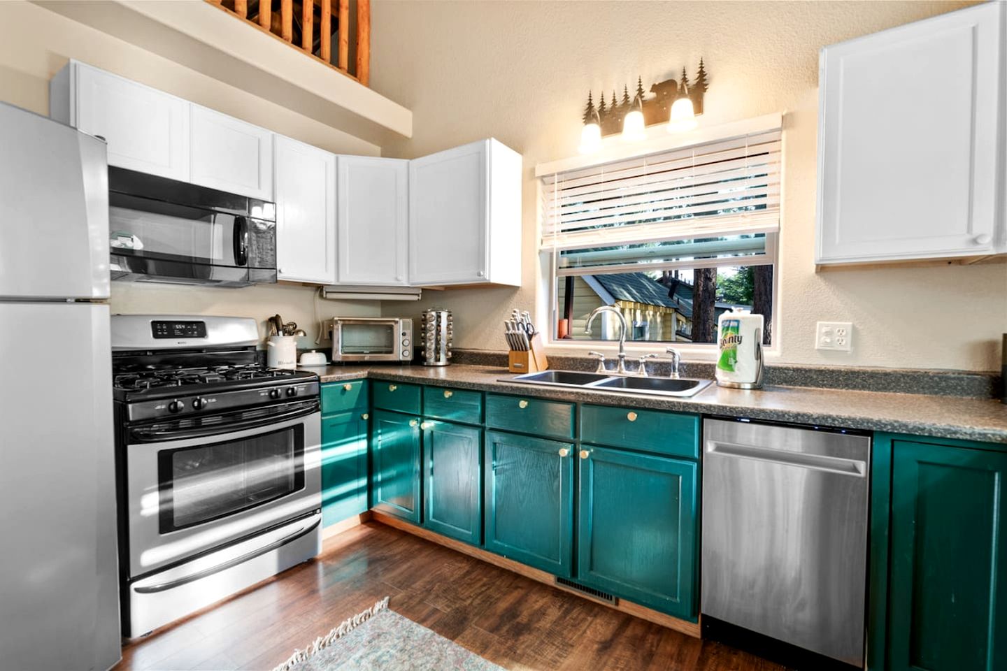 Beautiful Modern Cabin in with Fire Pit and Hot Tub, the Perfect Base for Outdoor Adventures in Big Bear, California