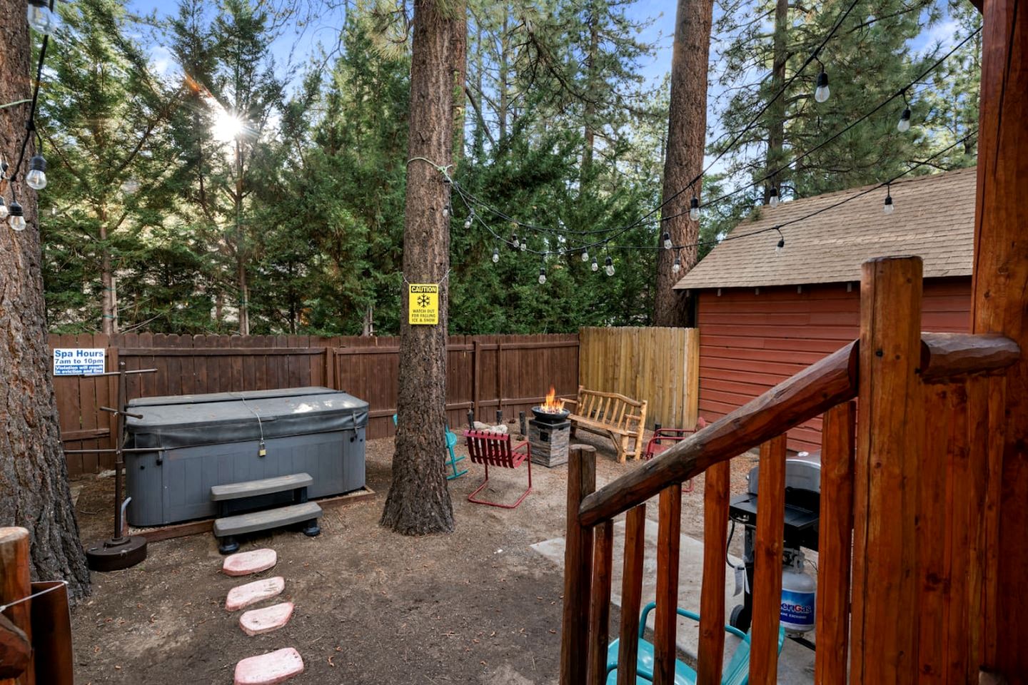 Beautiful Modern Cabin in with Fire Pit and Hot Tub, the Perfect Base for Outdoor Adventures in Big Bear, California