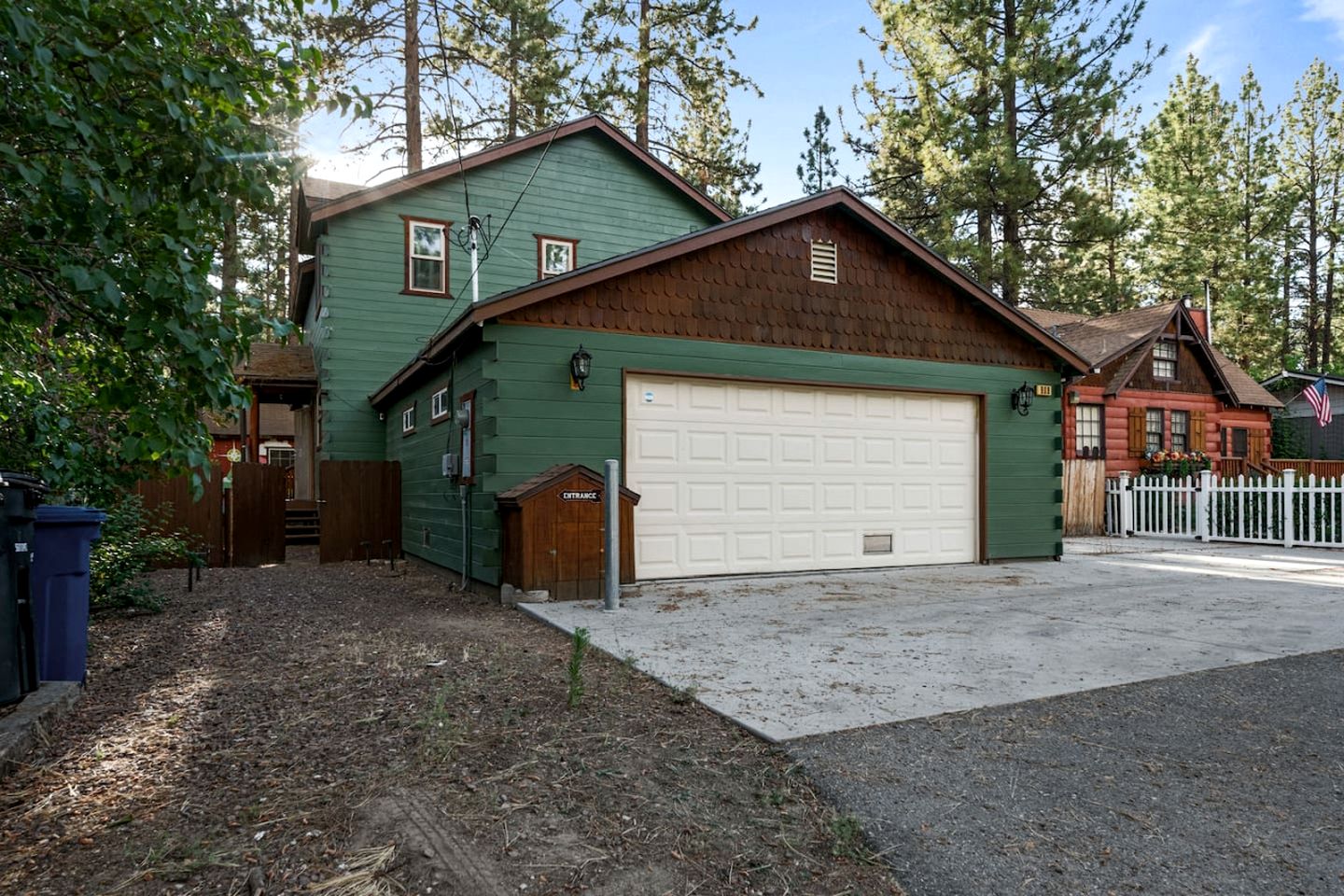 Beautiful Modern Cabin in with Fire Pit and Hot Tub, the Perfect Base for Outdoor Adventures in Big Bear, California