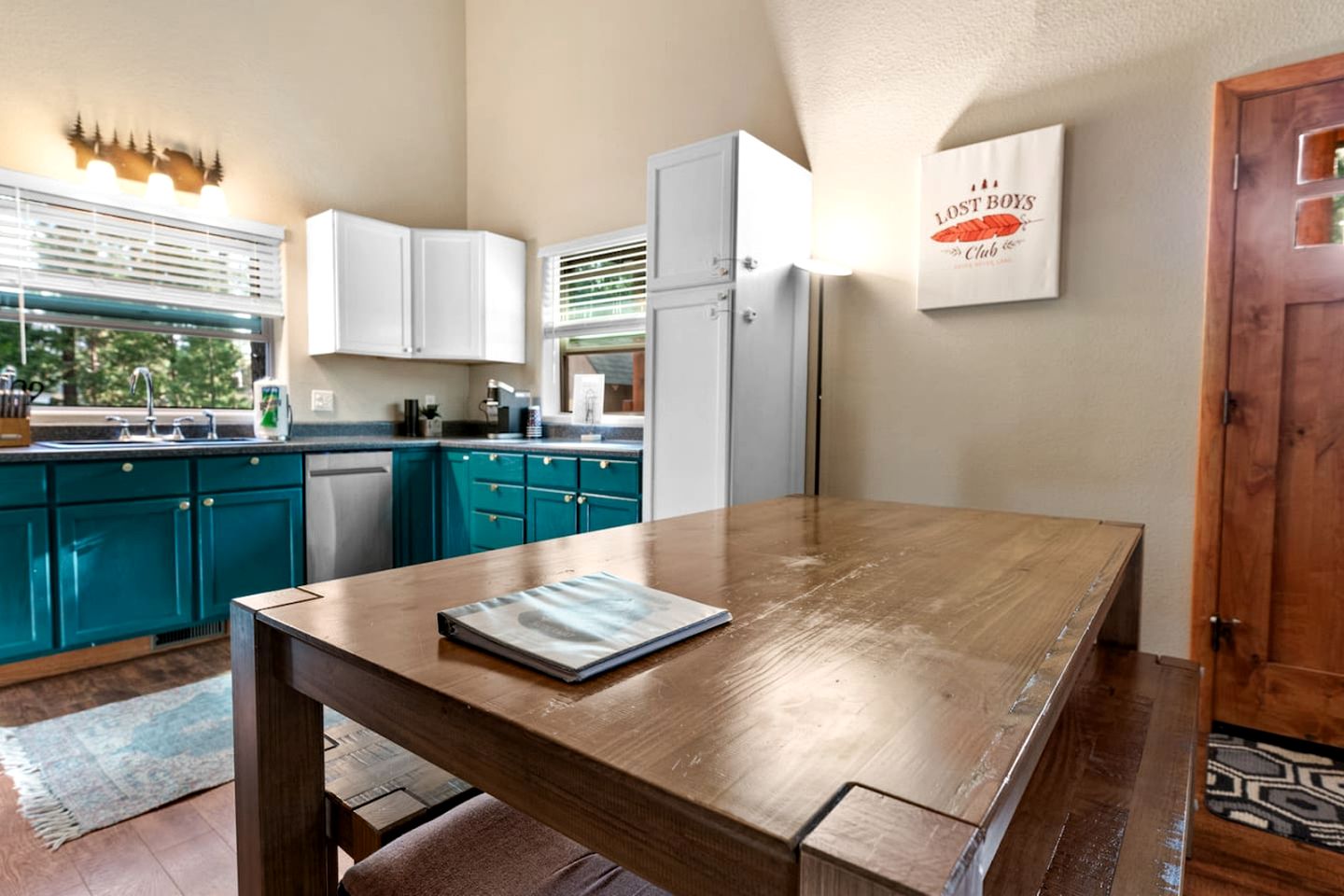 Beautiful Modern Cabin in with Fire Pit and Hot Tub, the Perfect Base for Outdoor Adventures in Big Bear, California
