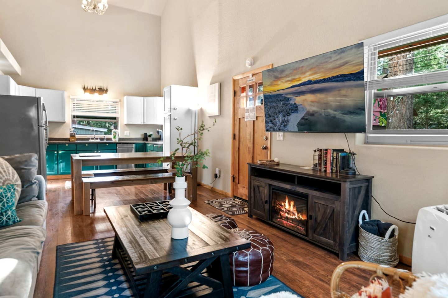 Beautiful Modern Cabin in with Fire Pit and Hot Tub, the Perfect Base for Outdoor Adventures in Big Bear, California