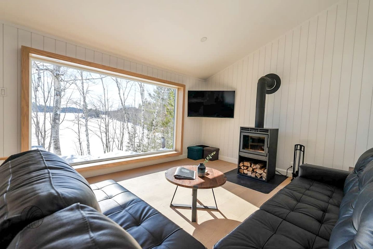 Lakefront Cabin with Luminous Interior, Foosball Table and Jacuzzi in Quebec
