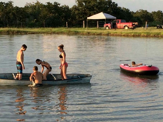Cabins (Gonzales, Texas, United States)