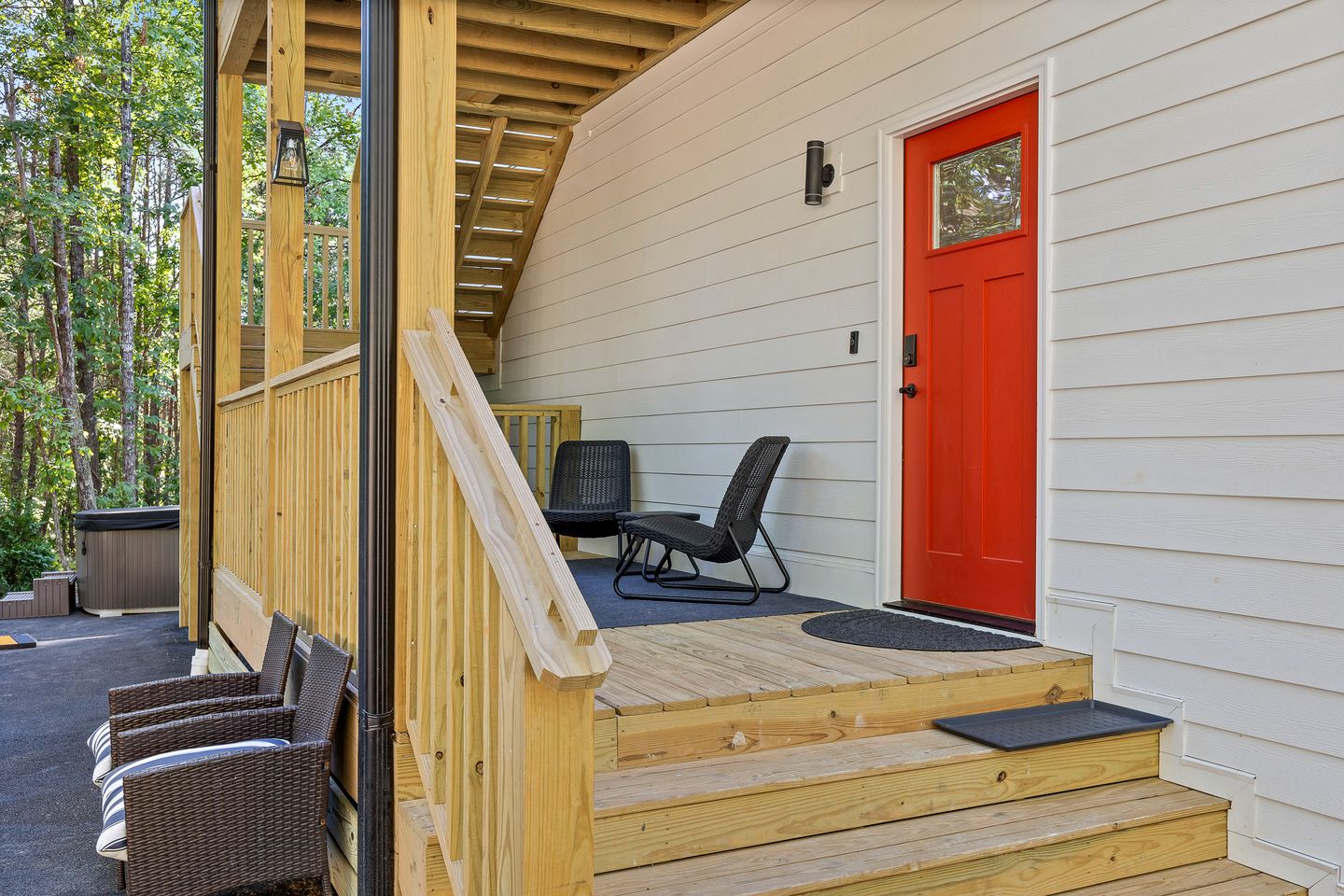 Big Elegant Cabin with Jacuzzi and Equipped Deck in Georgia