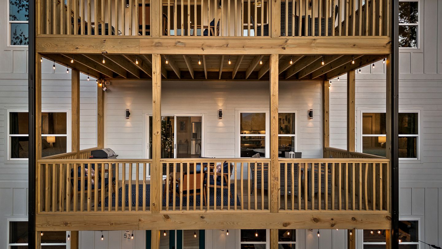 Big Elegant Cabin with Jacuzzi and Equipped Deck in Georgia