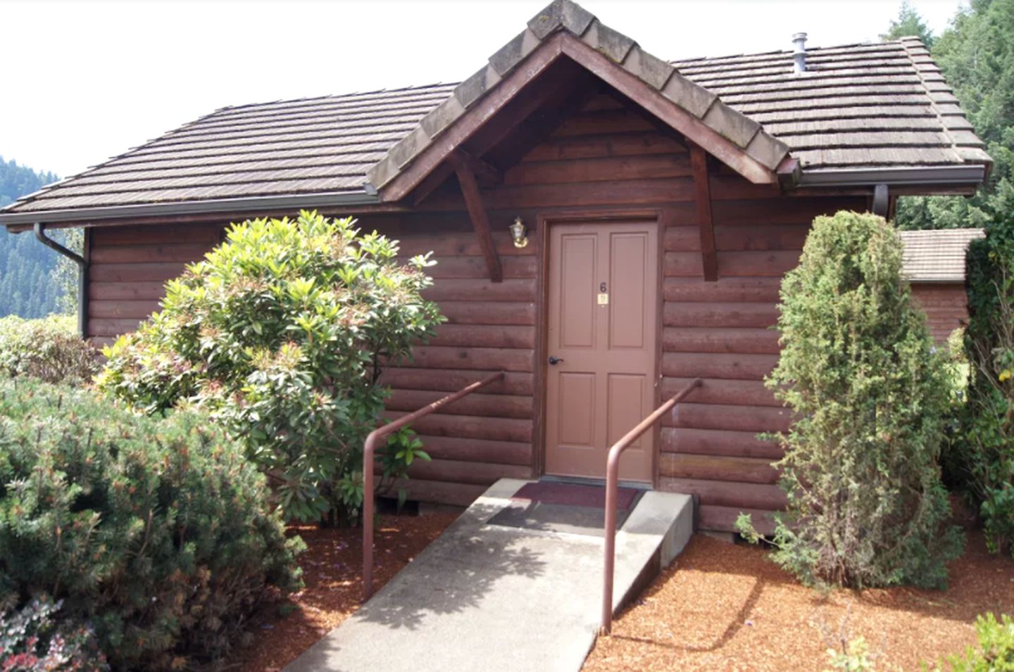 Cozy Cabin Rental for a Camping Retreat on the Umpqua River in Oregon