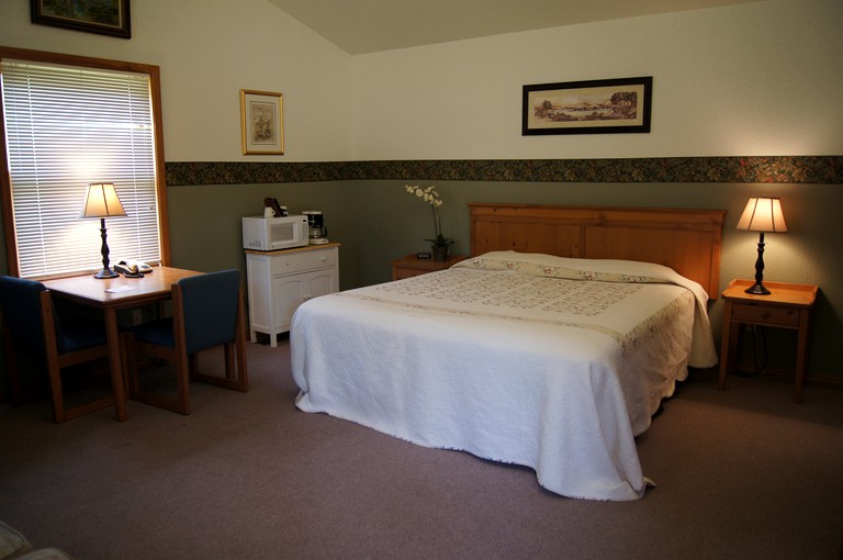 Cabins (Elkton, Oregon, United States)