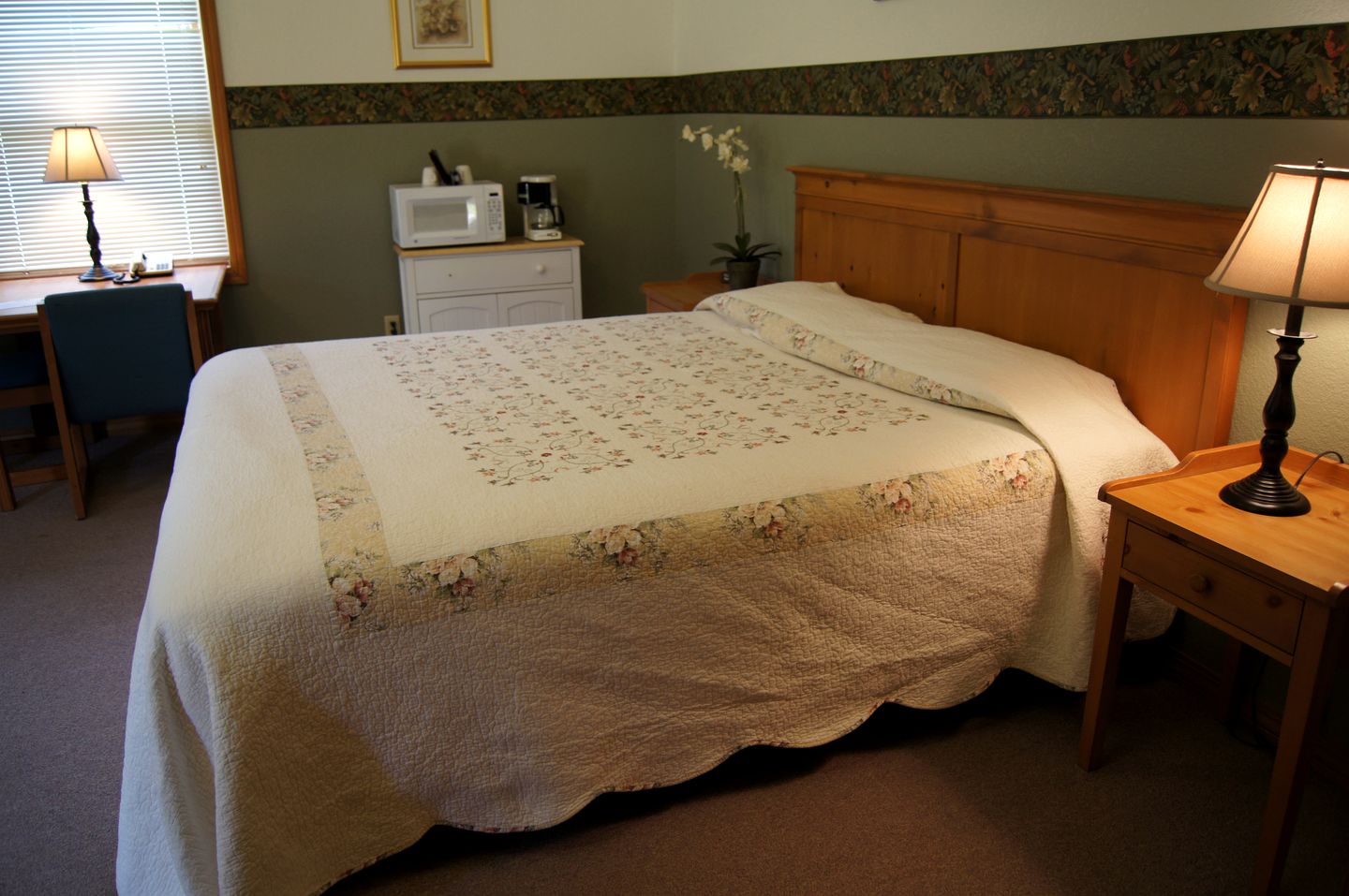 Camping Cabin by the Umpqua River Ideal for a Fishing Retreat near the Oregon Coast