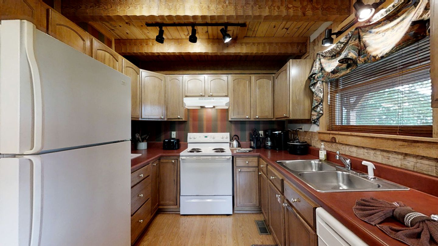 Smoky Mountain Serenity: Your Dream Vacation Awaits in this Perfect Cabin with Hot Tub
