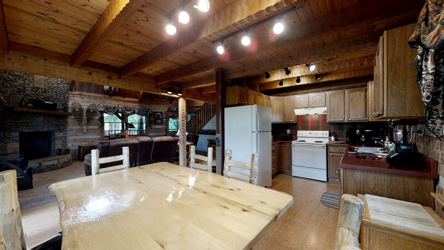 Smoky Mountain Serenity: Your Dream Vacation Awaits in this Perfect Cabin with Hot Tub