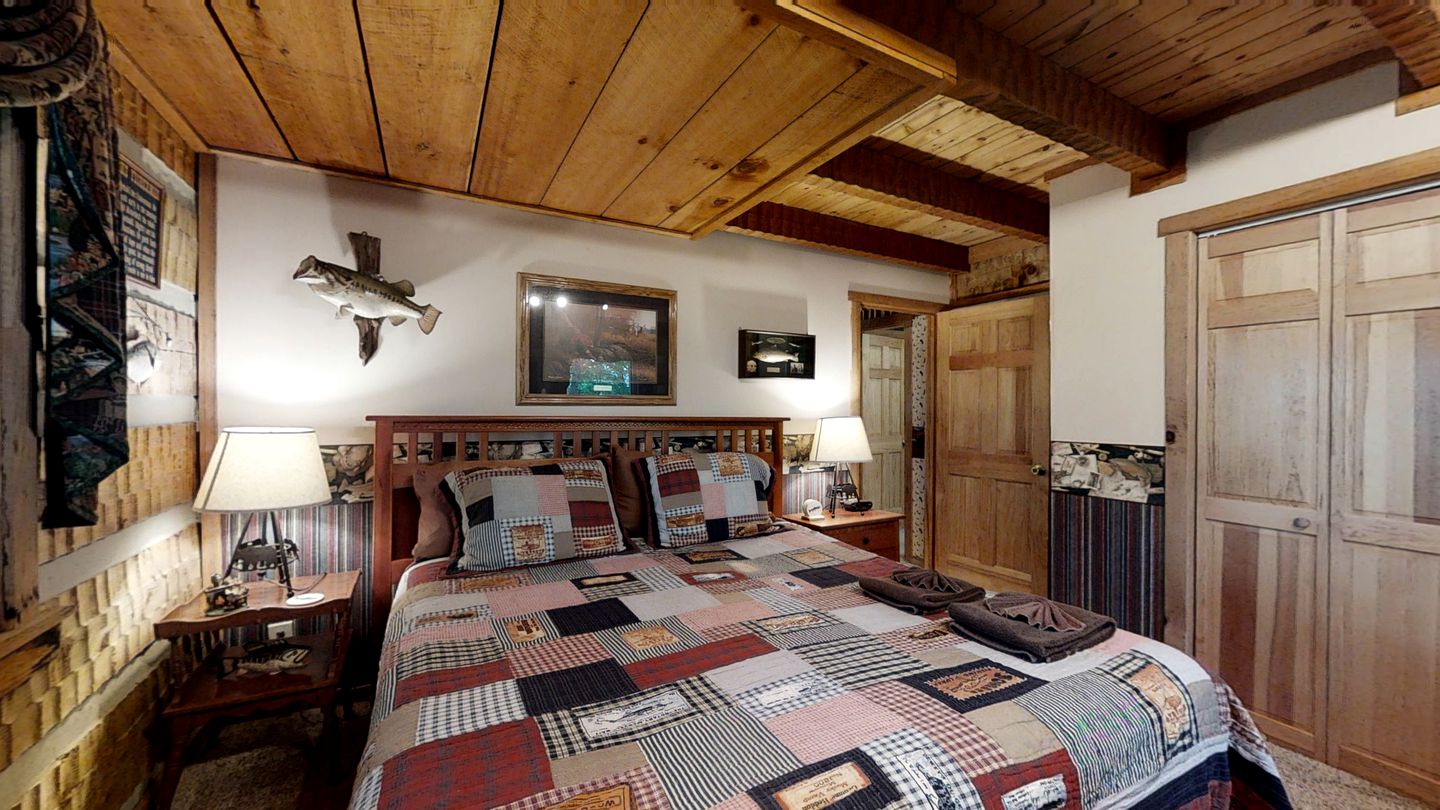 Smoky Mountain Serenity: Your Dream Vacation Awaits in this Perfect Cabin with Hot Tub