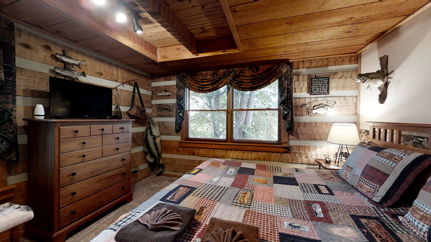 Smoky Mountain Serenity: Your Dream Vacation Awaits in this Perfect Cabin with Hot Tub