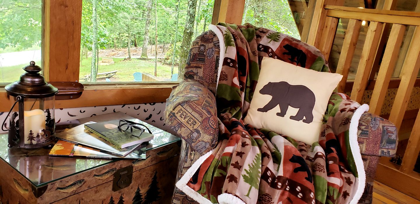 Smoky Mountain Serenity: Your Dream Vacation Awaits in this Perfect Cabin with Hot Tub