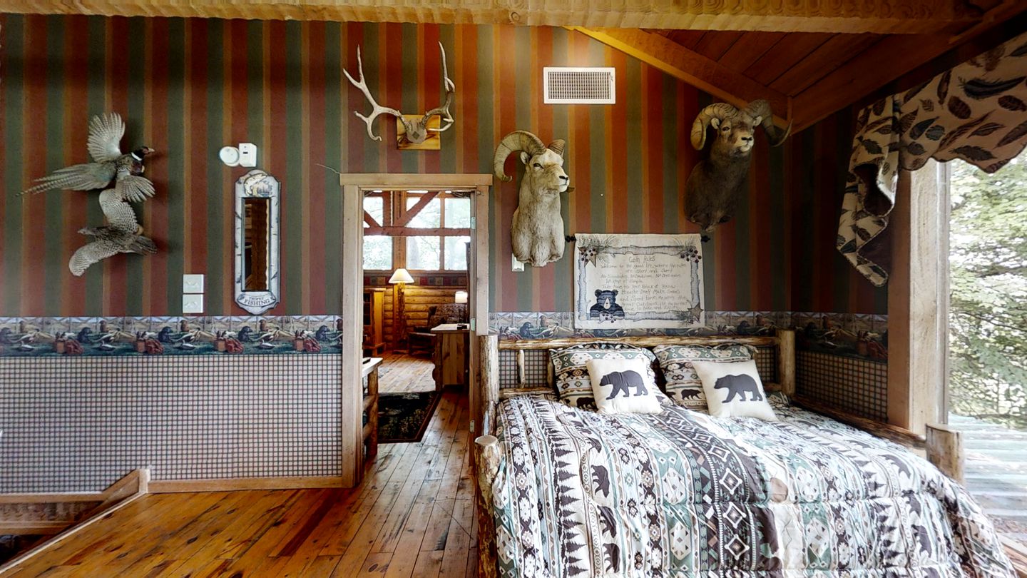 Smoky Mountain Serenity: Your Dream Vacation Awaits in this Perfect Cabin with Hot Tub