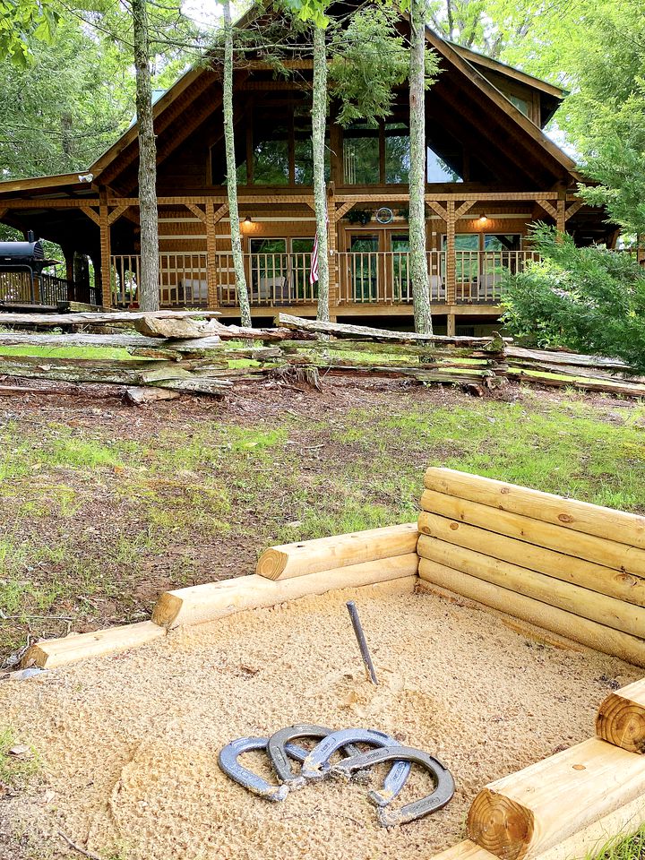 Smoky Mountain Serenity: Your Dream Vacation Awaits in this Perfect Cabin with Hot Tub