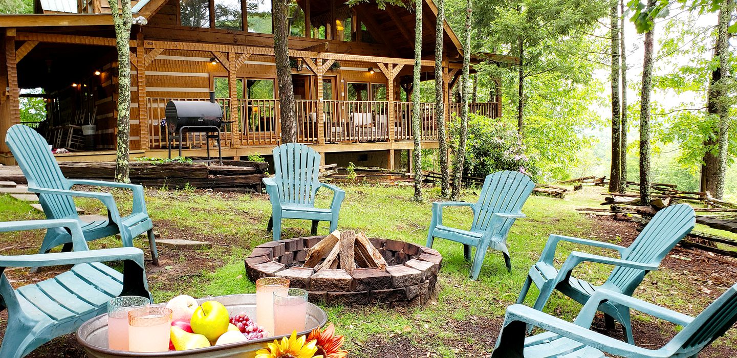 Smoky Mountain Serenity: Your Dream Vacation Awaits in this Perfect Cabin with Hot Tub