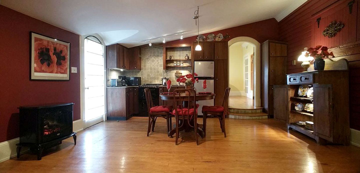 Bright Lakefront Bed and Breakfast Suite near Greenville, North Carolina