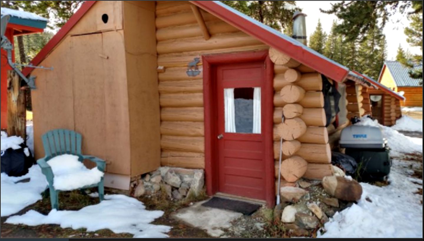 Romantic Mountain Getaway for Couples near Cooke City, Montana