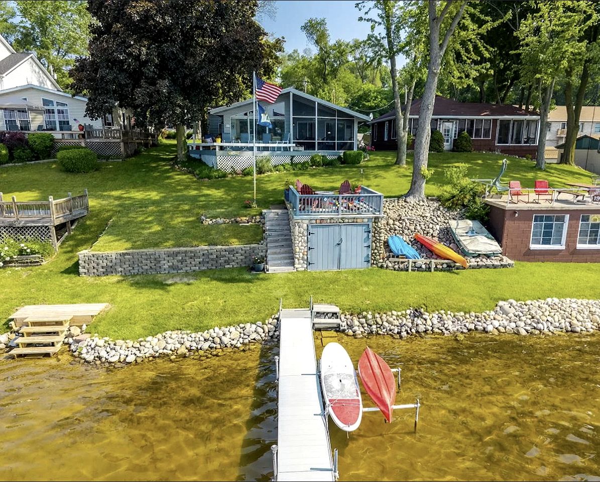 Cozy Lakefront Cabin with Pontoon and Paddleboards Near Fremont, Indiana