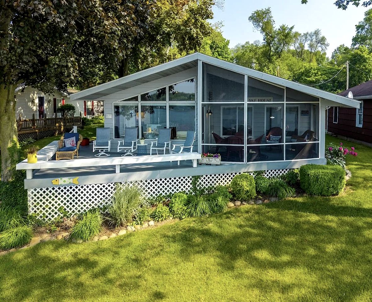 Cozy Lakefront Cabin with Pontoon and Paddleboards Near Fremont, Indiana