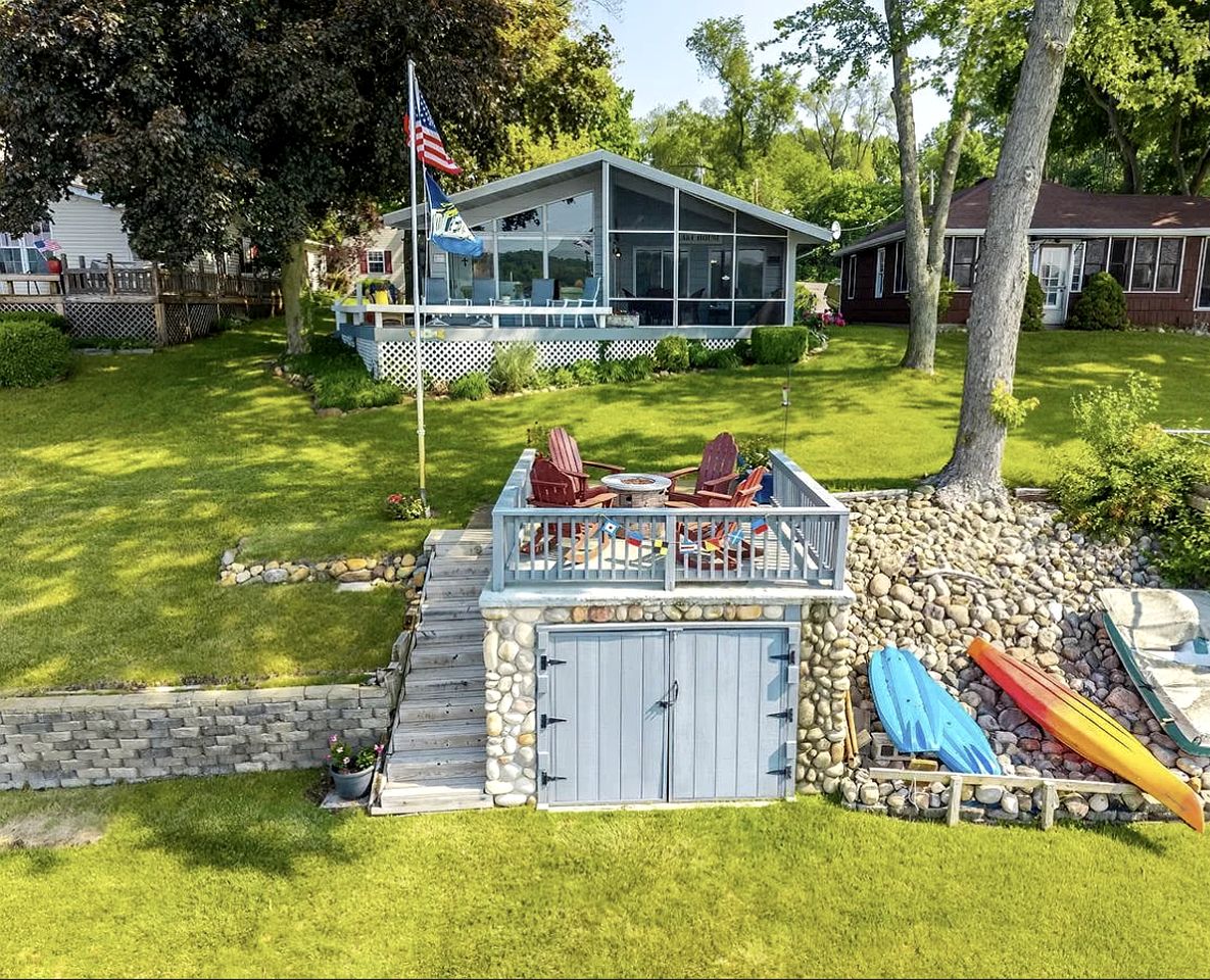 Cozy Lakefront Cabin with Pontoon and Paddleboards Near Fremont, Indiana