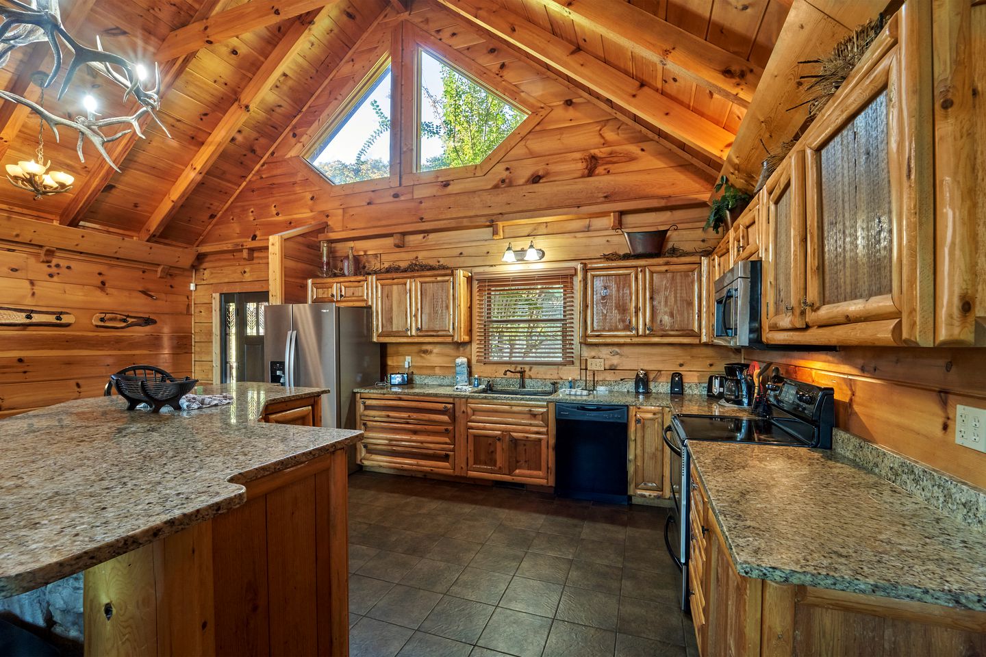 Spectacular Cabin with Hot-tub and Gorgeous Sights in Sevierville, Tennessee