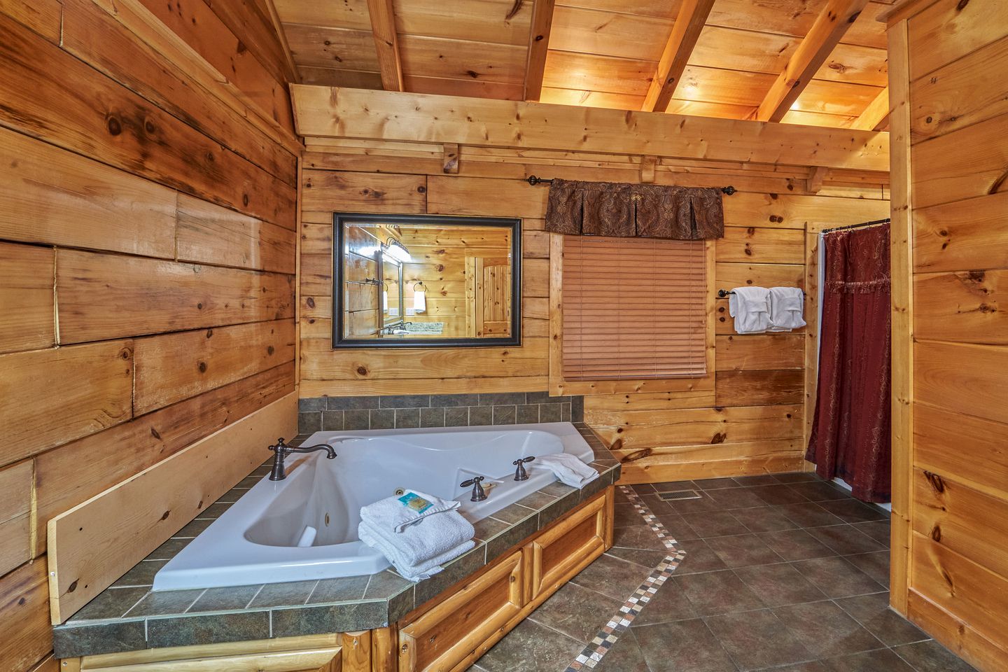 Spectacular Cabin with Hot-tub and Gorgeous Sights in Sevierville, Tennessee