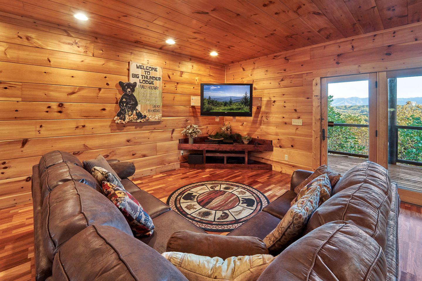 Spectacular Cabin with Hot-tub and Gorgeous Sights in Sevierville, Tennessee